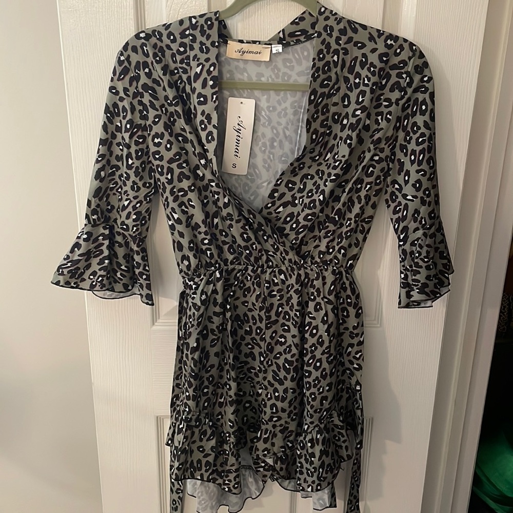 ✨NWT Dark green and black animal print romper with belt